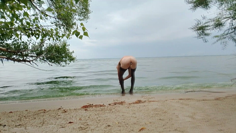 MilaFemboyUA: Baby che posa con una natura bellissima e sorpresa nel...