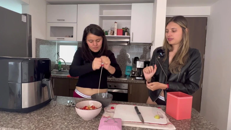 We Prepare Creamy Strawberries and Have Fun
