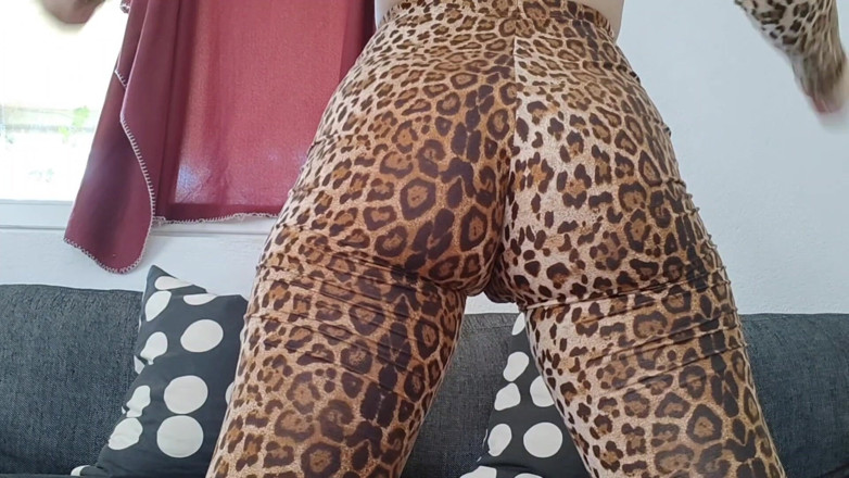 WildBigBooty: Cưỡi cu giả đít to mọng nước