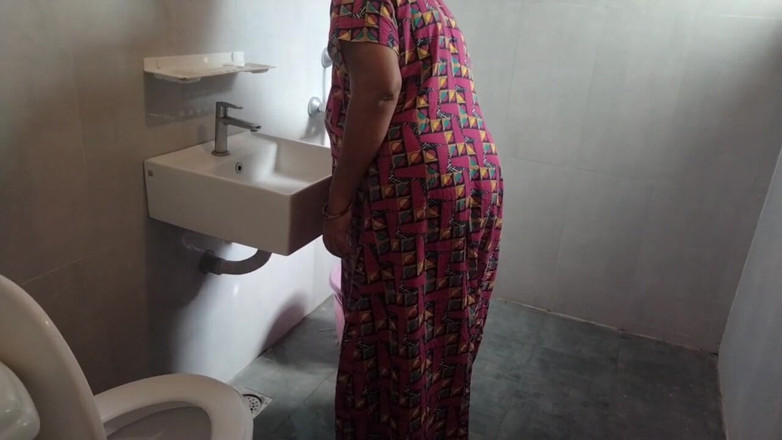 Reshmahotever: Mollige tante badet heiß