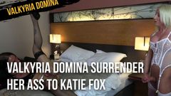 Valkyria Domina: Valkyria Domina odevzdává svůj šťavnatý zadek Katie Fox