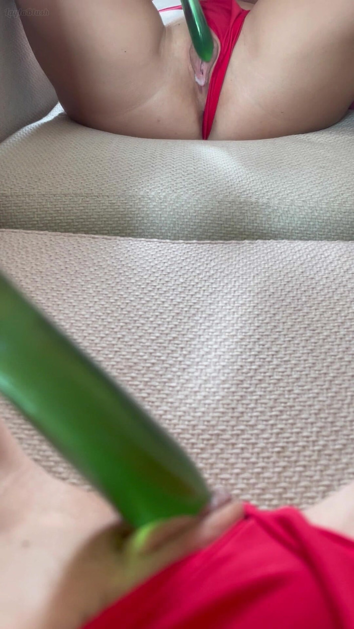 LaylaX: Sie beginnt, in der nähe des spiegels zu spielen und...