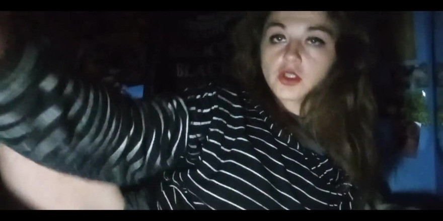 Freakshowsuckerr: La piccola ninfomane adora toccare la sua figa con i...
