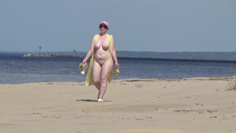 RedRoseRus: Femme Juteuse Marchant Nue Sur La Plage