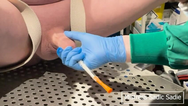 Sadic Sadie: Une démonstration d’cathéter simple, élargir son urètre