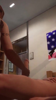 Ella está debajo de la cama | 3d porno