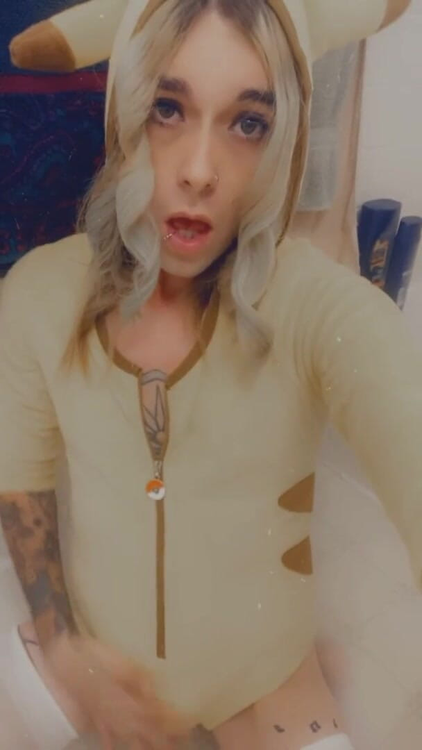 CarmenMelatonin: Збуджена pikagirl любить секс