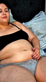 La Pancia Grassa Di Nicole Prende in Giro Dopo Il Ripieno - La BBW Oscilla Sul Divano
