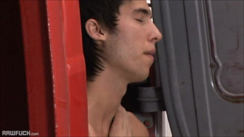 Raw Fuck: Пожарный Вэл Хорнер дрочит от мясистой порции спермы