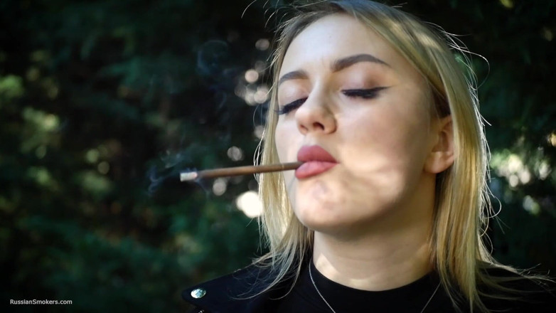 Russian Smokers: Gorąca blonde babe palenie dwóch czarnych papierosów w naturze
