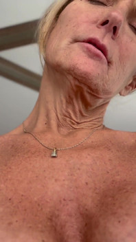 Dianne adora cavalgar e mijar no pau