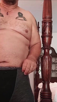 Masturbatoarea atârnată împușcă o șarjă de spermă în cascadă