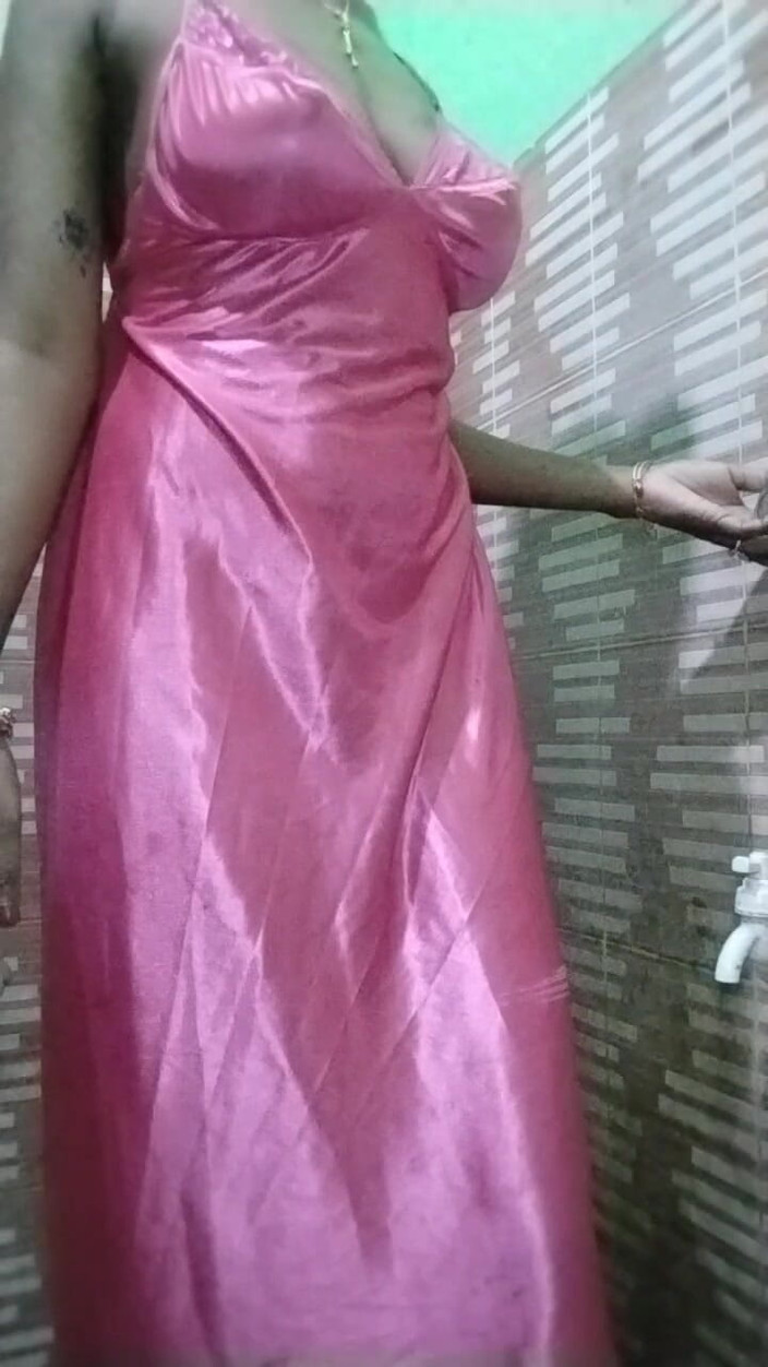 LeoneX: Hintli babhi duş videosu