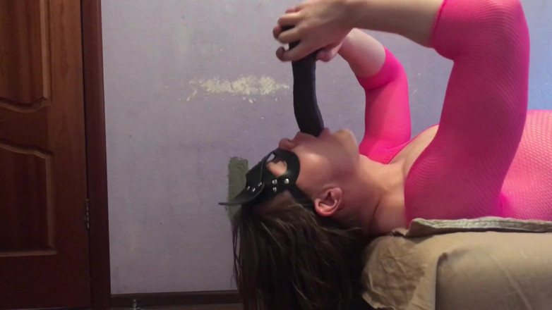 Elise Woods: La sissy tenta una gola profonda a testa in giù