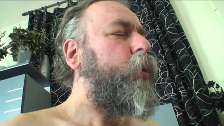Old PIGS XXX: Starý děda zjistí svou nevlastní dceru při sledování porno filmu