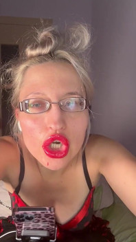 Sesi kamera langsung dengan dewi yang kuat dalam cermin mata tebal - bibir besar menghisap dildo, main tetek mengusik ketagihan cinta anda