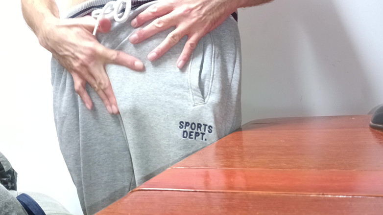 Rockardglans: Stor oskuren kuk runkar, kantning, närbild krämig sperma på skrivbordet -...