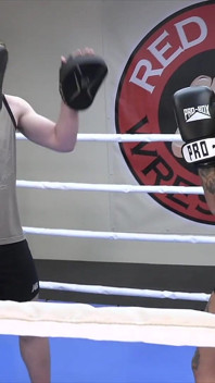 Treinador de boxe é treinado por Janny
