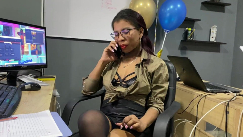 ivonnejones: Punto di vista - una segretaria MILF molto sensuale seduce l'amica...