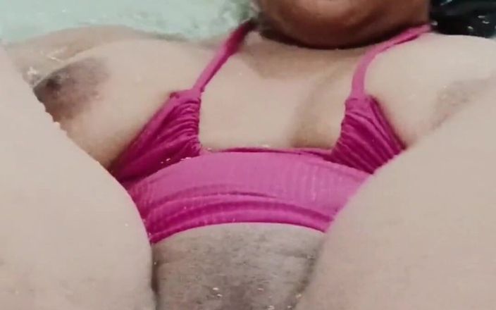 Anabel 693: Pod vodou šukám svou kundičku s Bubbles