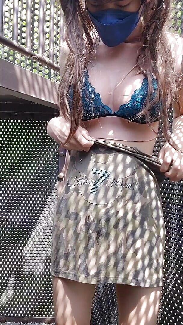 NotAFuta: Wytrysk w Parku Miejskim! Ekshibicjonistka Gina Cum w Parku