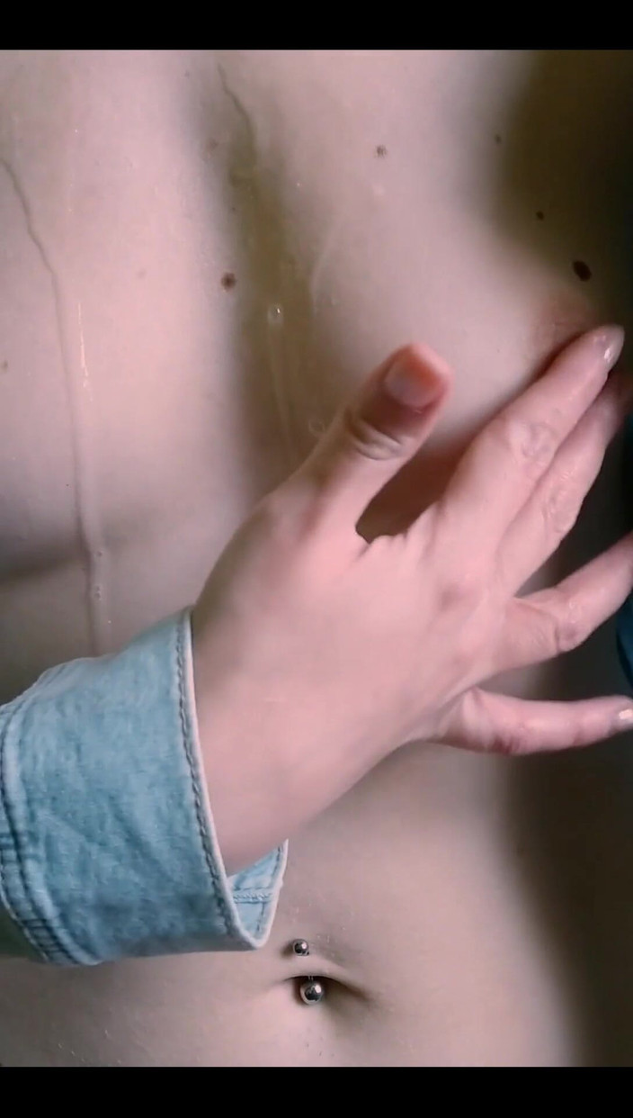 Lilianna20: Mis pequeñas tetas fueron inundadas con lo que parecía como...