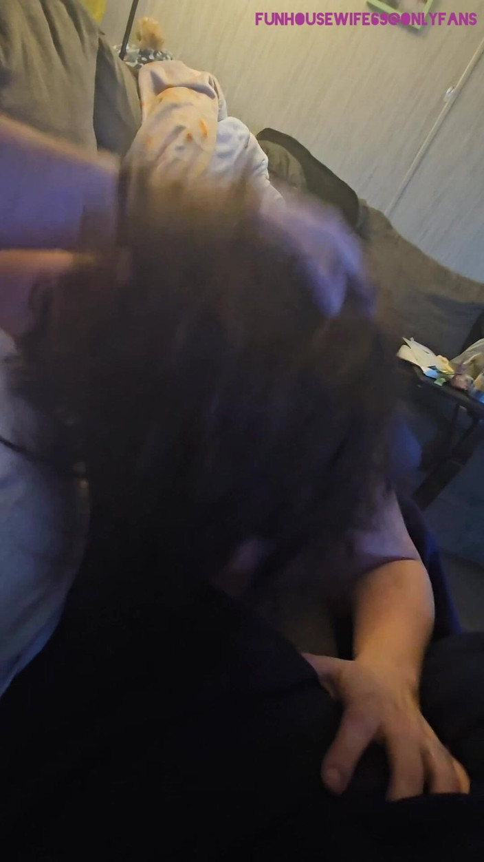 Funhousewife69: Він сказав мені смоктати його член, щоб я це зробила