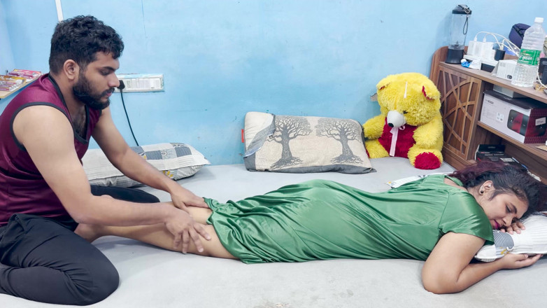 Vaigavarun45: Mallu kızın vücut masajı ve yatak odasında sert sikişirken masaj...