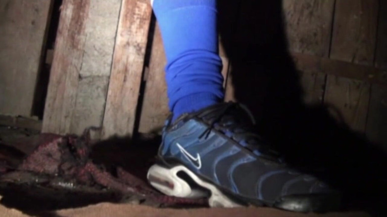 Sneaker gay: 穿着运动鞋的scally男孩在巴黎的地下室做爱