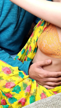 Desi Bhabhi belde haar vriendje met een grote pik thuis en neukte hard in gele saree