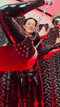4 Ruční fisting od 2 latexových domin - Sling Fisting Extreme