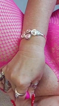 La nonna rosa si sditalina la figa gocciolante succhia il dildo salivoso pulito