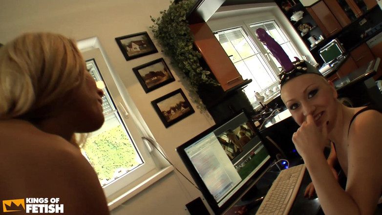 Lesbian porn for you: Peituda gata esguicha enquanto fode sua buceta com brinquedos antes...