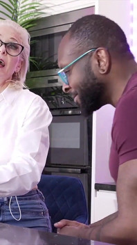 Avó tutora Jacy cavalga O Grande Preto de Axel