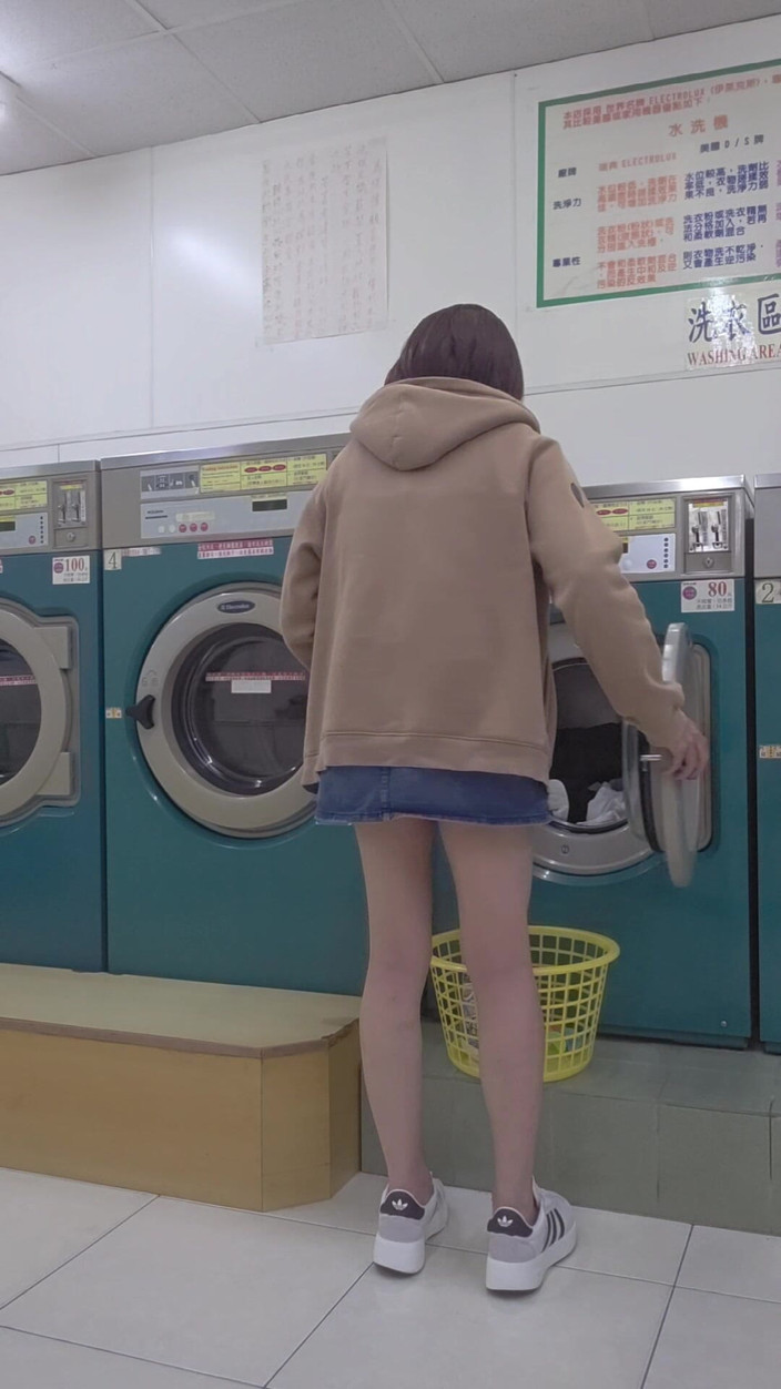 Taiwancdgirl: Looking at Me From Behind.