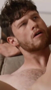 Finn Harding este lângă grătar când își spionează vecina sexy Cristiano prin fereastră