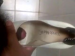 Sexy sereppu: Sperma över den högklackade skon