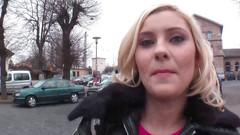 Milf in Love: Гаряча блондинка в сексуальних панчохах наповнює свою дірку ділдо