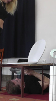 Amy Douxxx Pinkelt in Einen Menschlichen Toilettenbox
