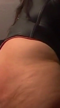縛られた成熟したMILFが大きなお尻を使われる