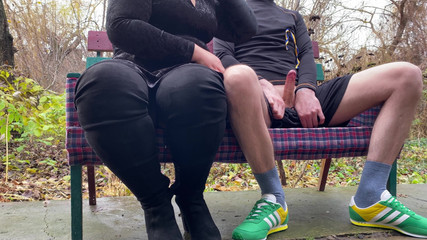 OurFetishLife: MILFka dostane krém na ruce se spermatem