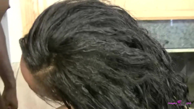 Naughty Black Girls: 그녀의 두꺼운 검은 엉덩이에 기름을 붓고 따먹히는 것은 이 소녀들의 재미에 대한 생각입니다.