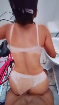 私は公の場で義理の兄弟にペニスを突っ込んだ。