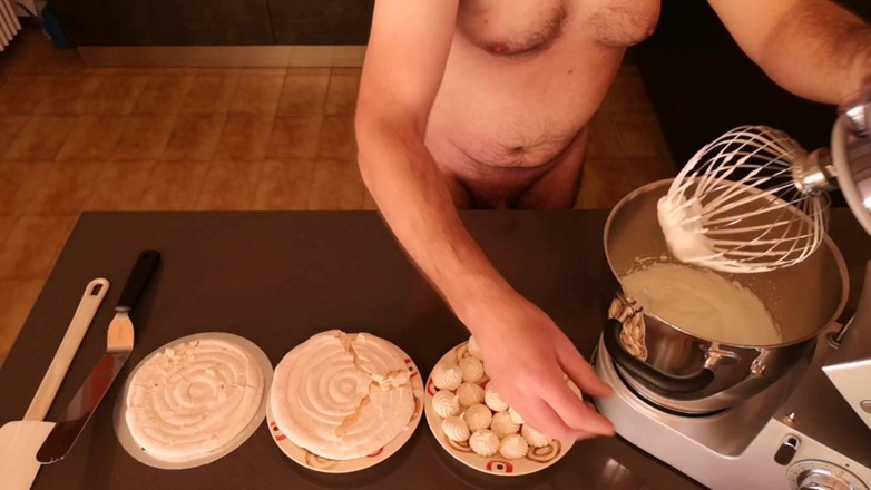 Cicci77: Cicci77 dopo aver raccolto 50 grammi di sperma, prepara una torta...