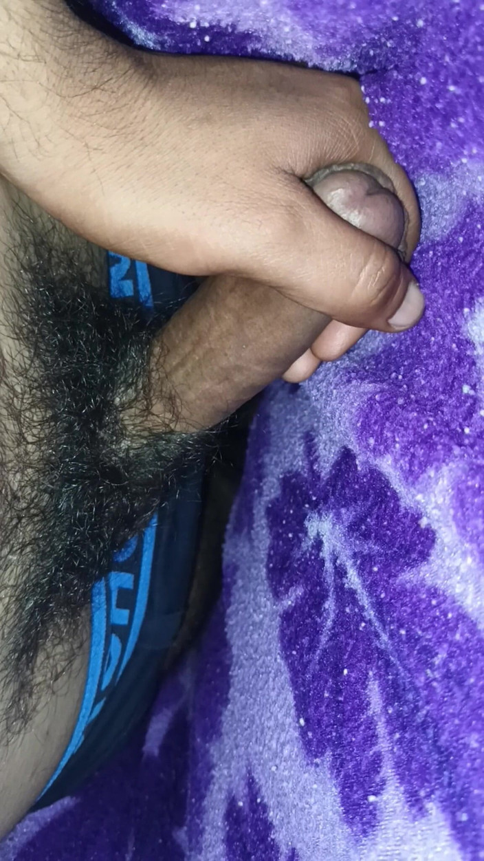 Luckky: 담요 안에 자신의 성기를 가지고 노는 인도 어린 소년