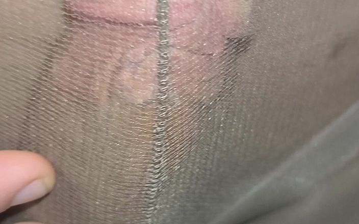 PantyhoseJuicyCummer: Жорсткий член величезної дівчини сіссі вибухає через блискучі сексуальні сірі колготки друга!