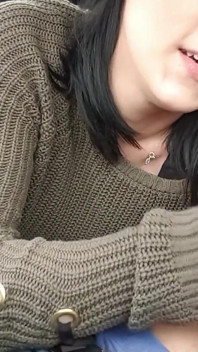 남친이 위층에서 기다리는 동안 차에서 오럴하고 삼키는 독일 여친