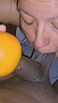 Honění velkého černého péra s grapefruitem, který saje jeho koule