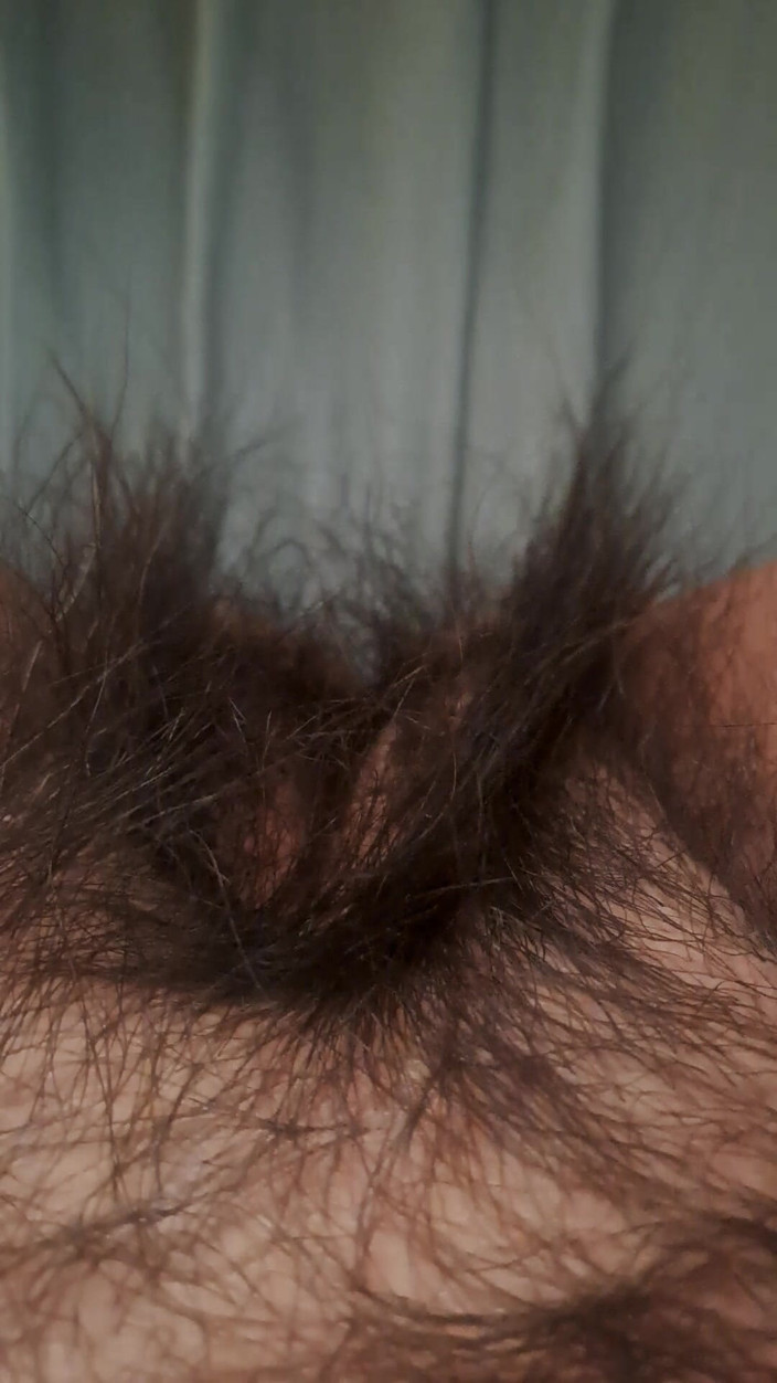 Mommy big hairy pussy: 熟女抚摸她毛茸茸的阴户