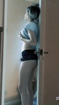 Nevlastní dcera špehuje nevlastního otce Honění